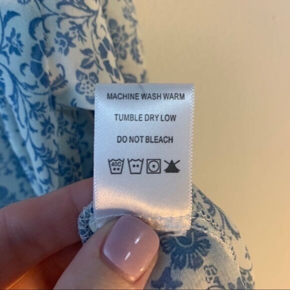 Francesca’s Peek-a-boo Shoulder Floral Blouse - Picture 8 of 9